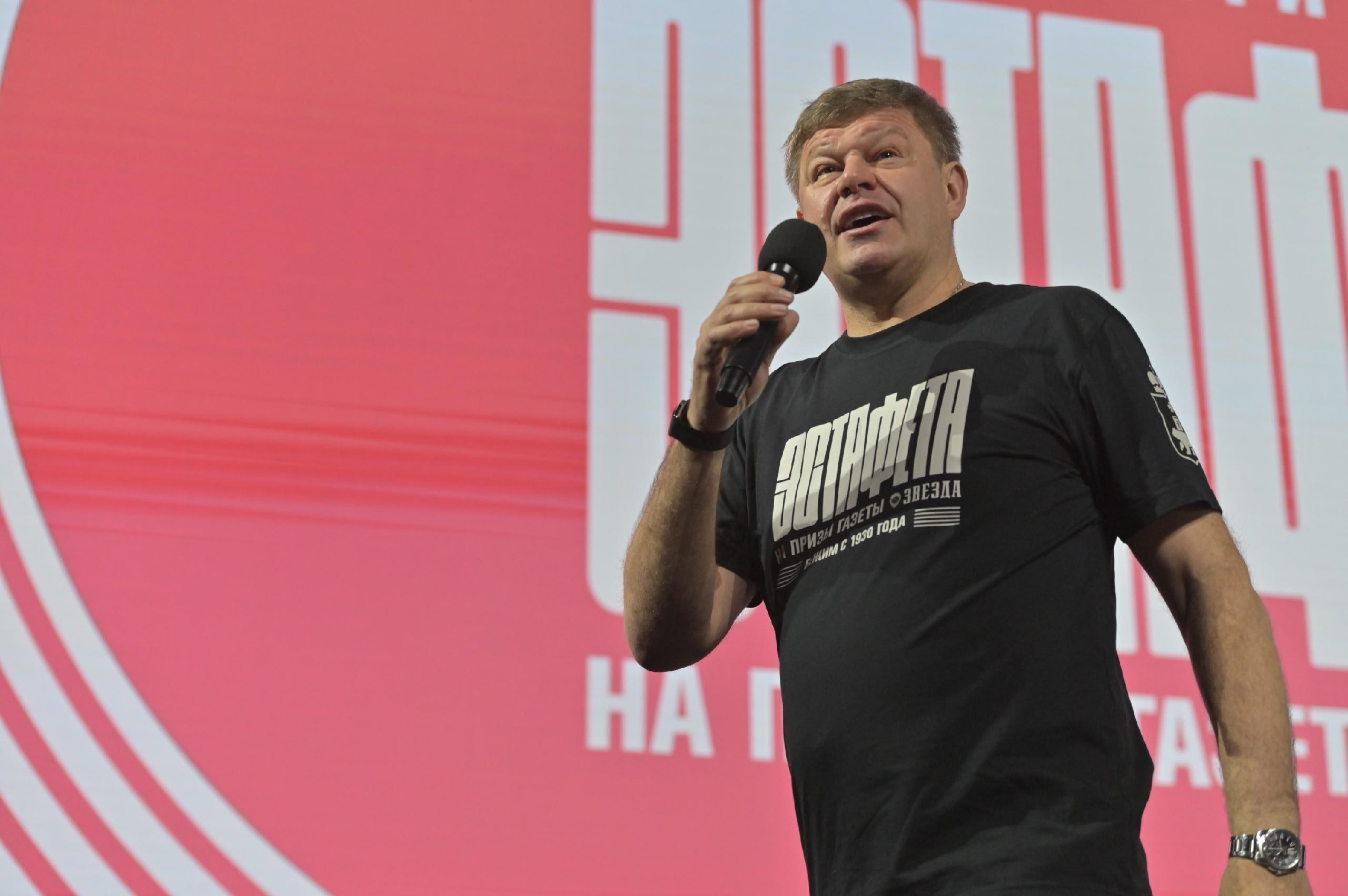 Зачем смешивать свою слюну с чужой ДНК: как прошла встреча Дмитрия Губерниева с пермскими фанатами  фото