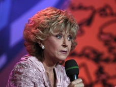 Улыбчивая и счастливая: 81-летняя Регина Дубовицкая сияет на снимке от Сергея Дроботенко
