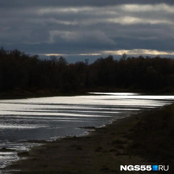 Сейчас уровень воды в реке низкий, но строители готовы работать и в паводок  | Источник: Евгений Софийчук / NGS55.RU 