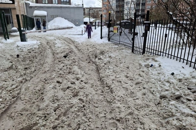 Екатеринбуржцы сообщили о снежных завалах на улицах