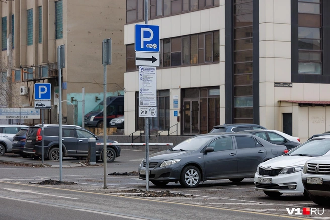 Судя по кучам асфальта у стоек, знаки поставили буквально накануне | Источник: Алексей Волхонский / V1.RU