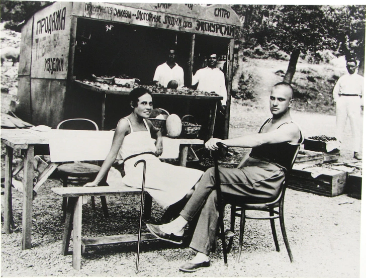 Лиля Брик и Владимир Маяковский в Ялте, 1926 | Источник: Album