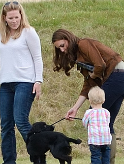 Кейт показывает правнучке королевы, как надо обращаться с собакой