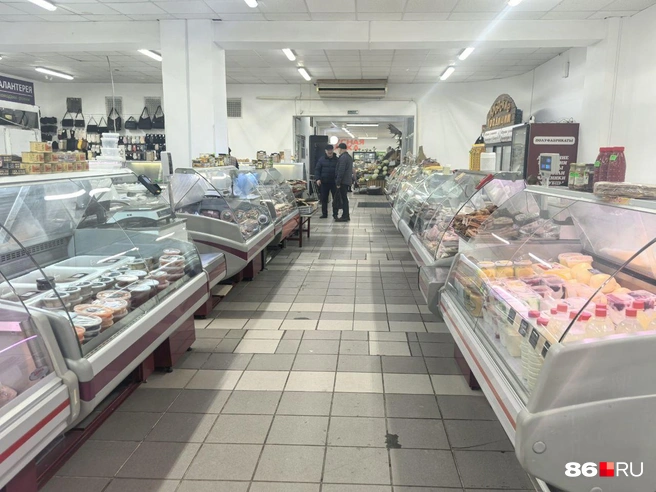 Продуктовый рынок временно располагается в двух залах правого крыла, пока в основной части здания идет реконструкция | Источник: Анастасия Шевякова / 86.RU