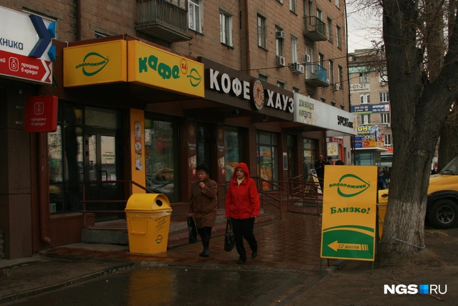 В конце 2000-х компания пыталась открывать заведения в формате кафе | Источник: Стас Соколов/NGS.RU