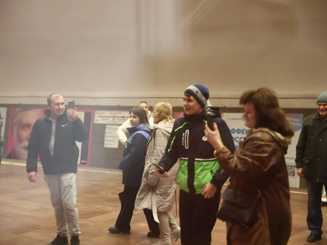 Некоторые снимали поезд на видео | Источник: Александр Ощепков / NGS.RU