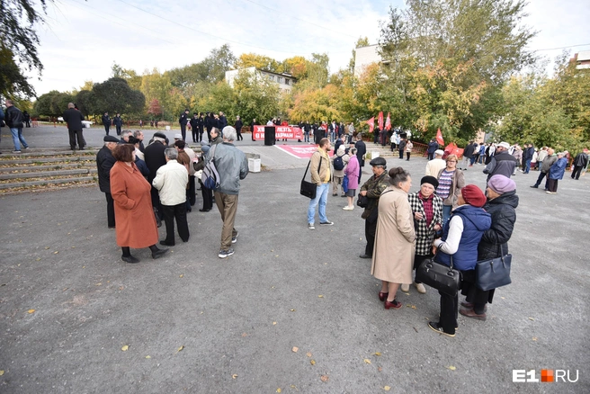 В Екатеринбурге прошли сразу два скучных митинга против пенсионной реформы | www.e1.ru