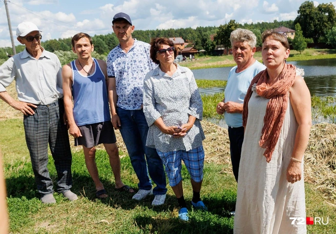 Это представители инициативной группы по спасению водоема в деревне Черная Речка | Источник: Ирина Шарова / 72.RU