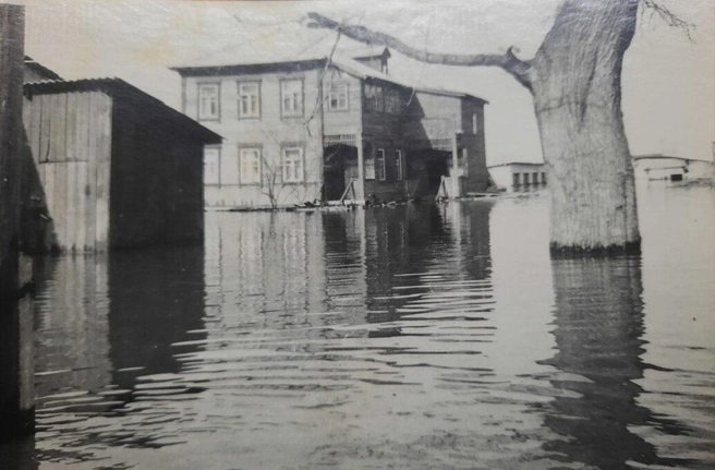 Эта фотография сделана в 1970 году, когда был один из самых сильных паводков&nbsp;— Ока поднялась почти до 8 метров. На кадрах&nbsp;— район первого дома на проезде Речников | Источник: Елена Полякова / pastvu.com