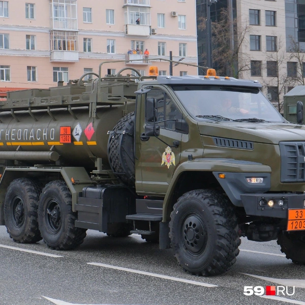 Бронированный автомобиль «Урал-Звезда» выглядит внушительно | Источник: Тимофей Калмаков / 59.RU