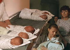 Почему в СССР дети в роддоме всегда лежали отдельно от мам