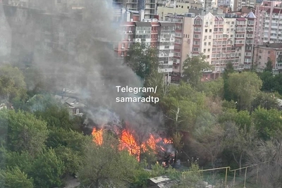 Деревянный дом загорелся в центре Самары утром 15 мая