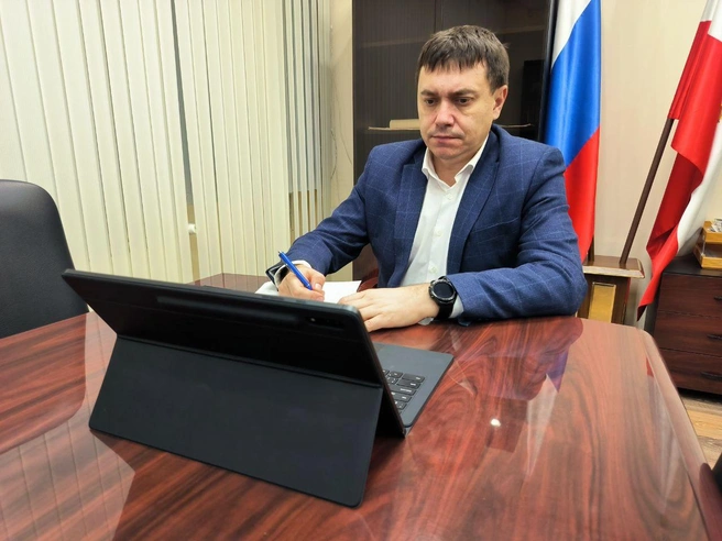 Саратовского чиновника сначала критиковали политики, а теперь им занимаются силовики | Источник: Павел Мигачев / Telegram