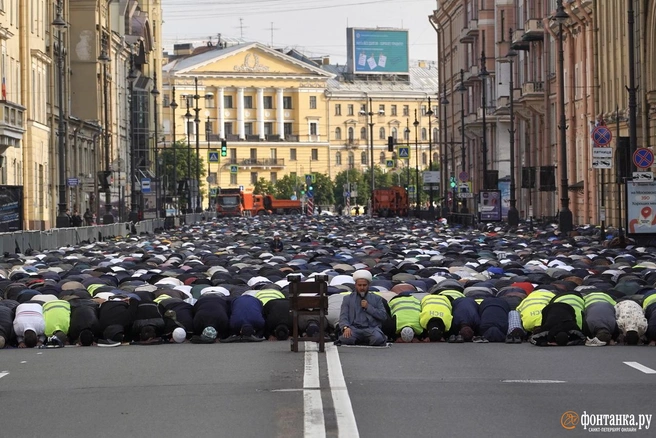 Московский не узнать. Мусульмане отмечают Курбан-байрам | Источник: Павел Даиси / FONTANKA.RU