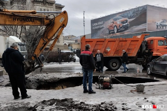 Сделал водопровод и отодрал хозяйку в сексуальных чулках