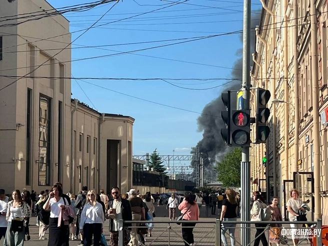 «Очень громко было слышно». Главное — о смертельном пожаре рядом с вокзалом в Петербурге | Источник: Фонтанка.ру