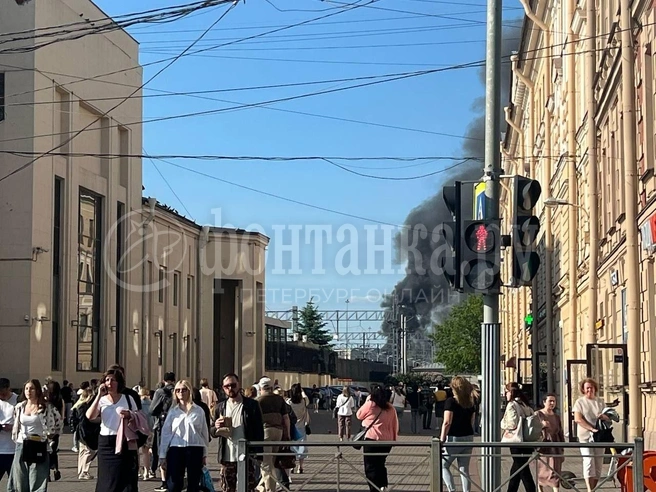 В районе Финляндского вокзала мощный пожар. Черный дым стремится к небу | Источник: «Фонтанка.ру»