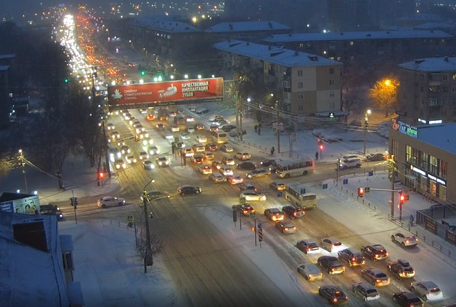 Судя по кадрам с Дзержинского, успеть вовремя куда-либо сегодня будет трудно  | Источник: камера «Интерсвязь»