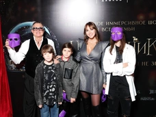 Дмитрий Дибров, угодивший в голый скандал, приехал на новогоднее шоу с женой Полиной и детьми — видео