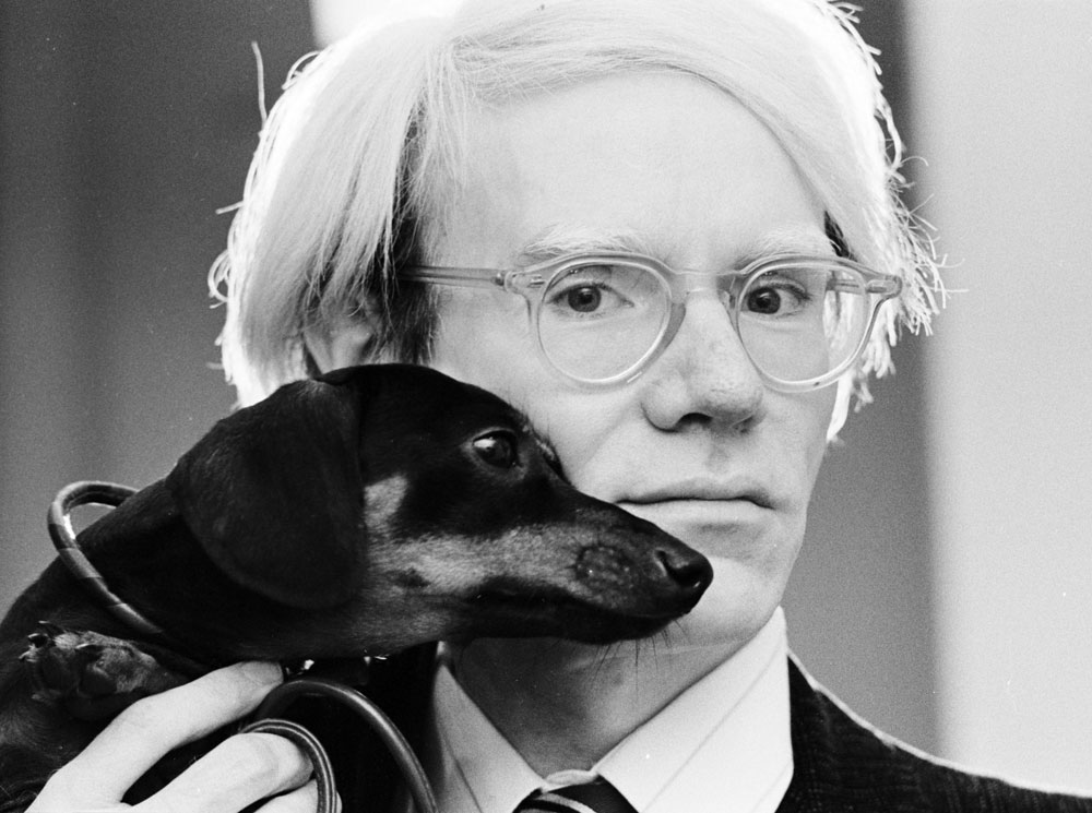 Энди Уорхол со своей любимой таксой Арчи, 1973 год | marieclaire.ru