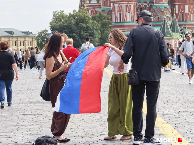 У одной из девушек в руках был замечен триколор | Источник: Дмитрий Бондарев / MSK1.RU