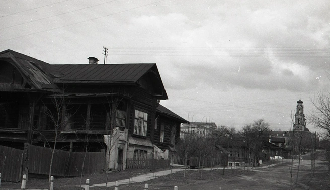 Угол улиц Горького и Клары Цеткин. Здание на переднем плане сегодня занимает творческий союз журналистов, ниже по улице виден знаменитый дом Ипатьева, в котором расстреляли царя и его семью. Он был снесен в 1977 году.
