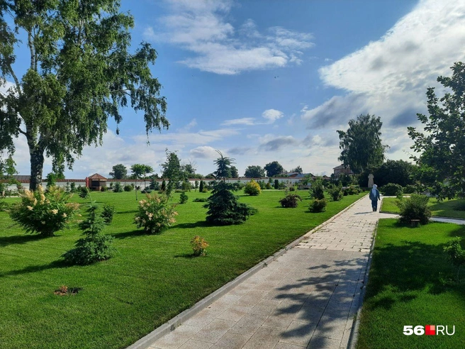 Уютный садик на территории монастыря | Источник: Анастасия Баринова / 56.RU