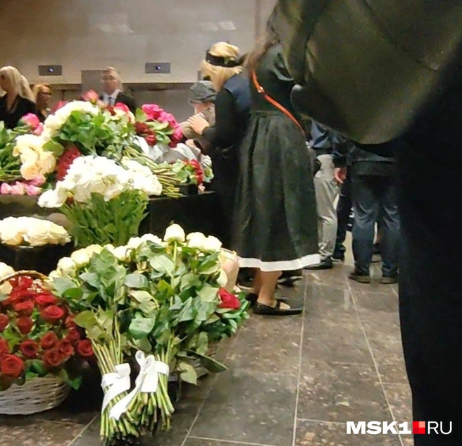 Мать Ксении рыдает около гроба погибшей дочери | Источник: Михаил Мечев / MSK1.RU