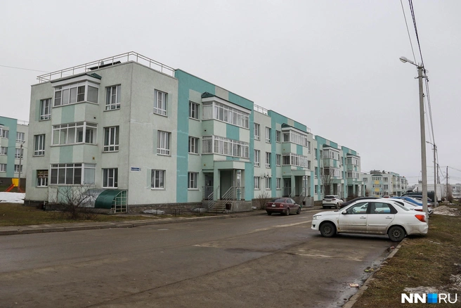 Жители радуются большой парковке, в Нижнем — таких просторных дворов не встретить | Источник: Наталья Бурухина / NN.RU
