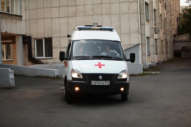 Ребенка увезли на скорой в больницу | Источник: Олег Каргаполов / 74.RU