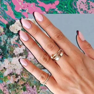 7 изящных маникюров с френчем на зиму 2025/26