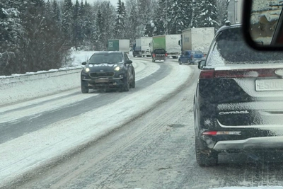 Truck and car traffic jam forms near Pereslavl-Zalessky