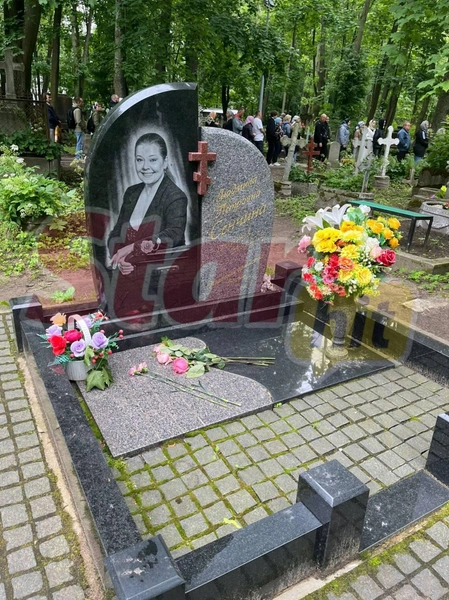Рядом находится могила Людмилы Сенчиной