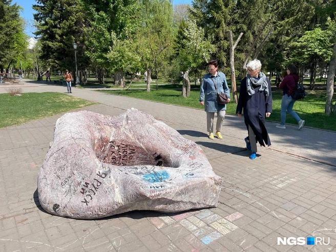 Во время реконструкции снесли скульптуру в форме сердца. Горожан эта ситуация не устроила, после его решили вернуть на место | Источник: Александр Ощепков / NGS.RU
