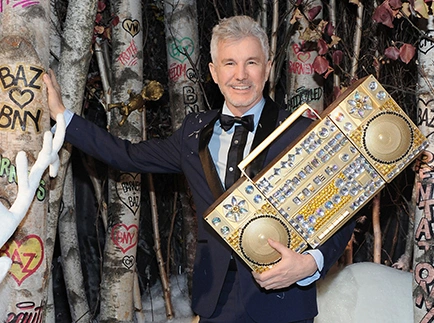 Баз Лурман оформил витрины магазина к Рождеству