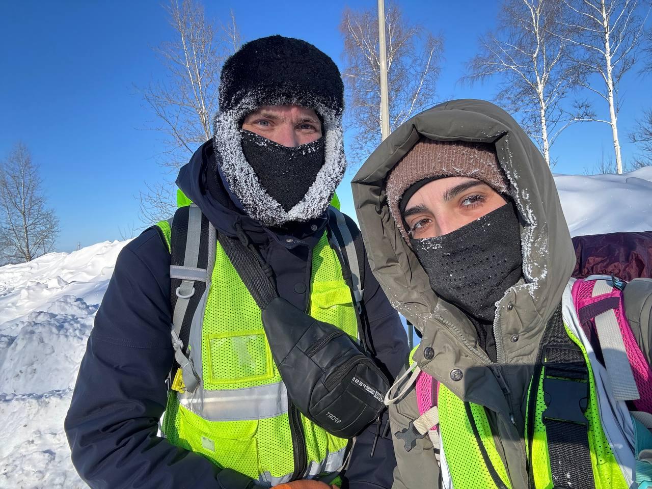 Молодожены из Тюмени пешком идут из Москвы во Владивосток