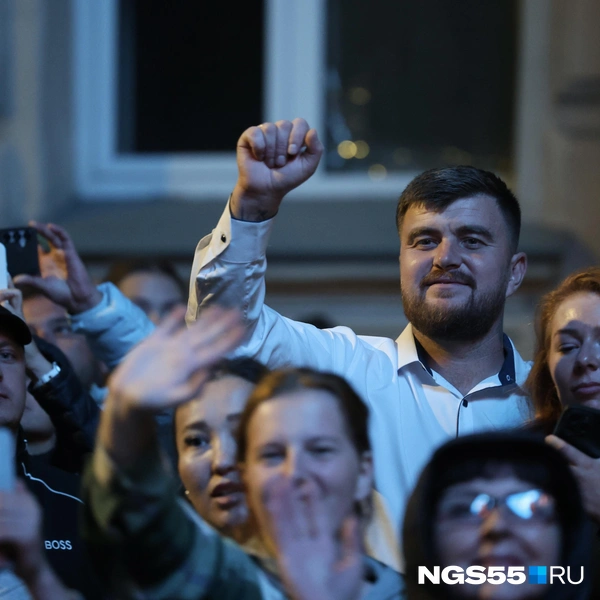 Суровые парни тоже отрывались вместе со звездой | Источник: Евгений Софийчук / NGS55.RU