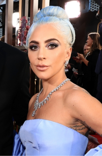 Леди ГагаИз года в год не устаем наблюдать, как исполнительница и актриса все больше превращается из Гаги в Леди, и очень хотим повторить ее пучок на лавандовых волосах.