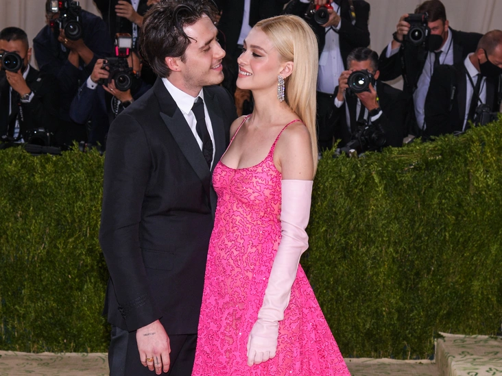 Бруклин Бекхэм и Никола Пельтц на балу Института костюма Метрополитен-музея, 13 сентября 2021