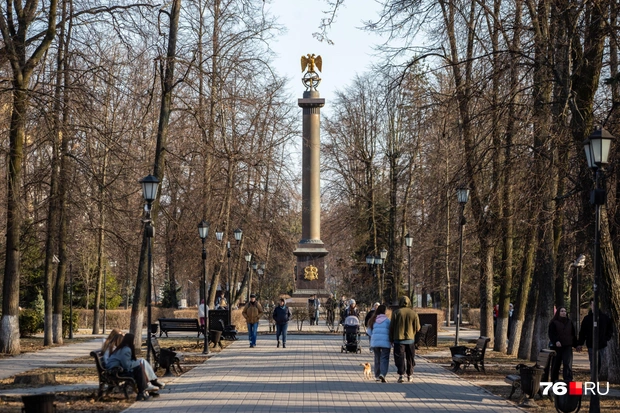 Ярославцы только убрали зимние вещи в шкаф, так погода принесла зиму в город | Источник: Кирилл Поверинов / 76.RU