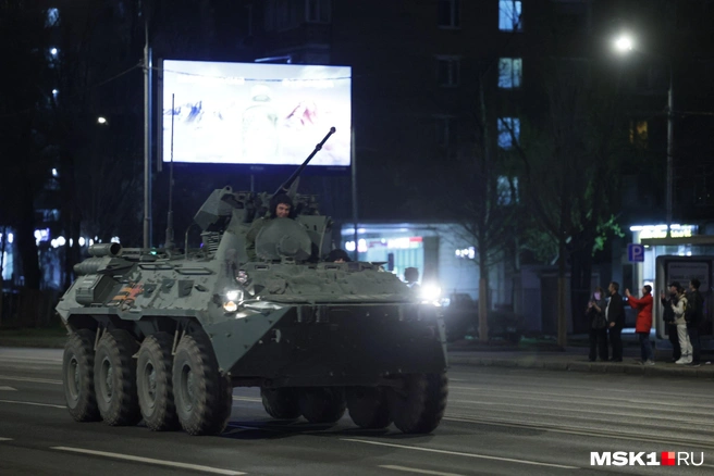 По Волгоградскому проспекту прошла военная техника | Источник: Дмитрий Толстошеев / MSK1.RU