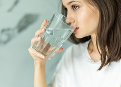 Полезно ли пить стакан горячей воды по утрам натощак — отвечает эксперт