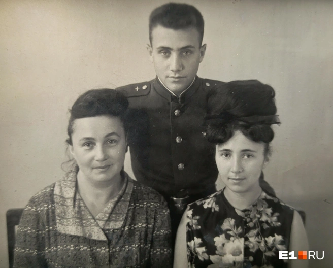 На фото&nbsp;— мама Раиса, брат Аркадий и сама Ирина | Источник: семейный архив Ирины Панкевич