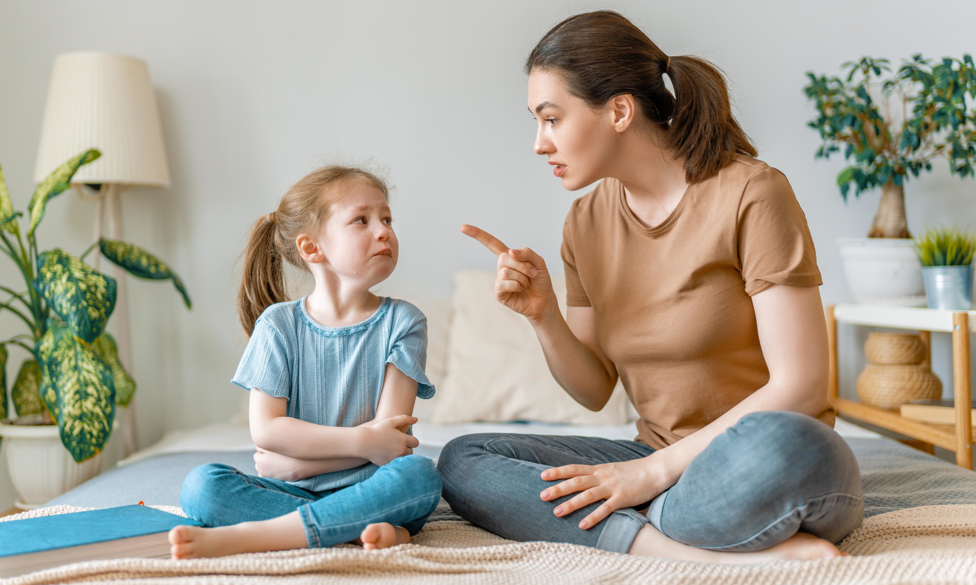 Сложные ситуации в жизни ребенка. Родители наказывают детей. Строгие родители. Ребенок злится на родителей. Мама наказывает ребенка.