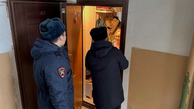 Полицейские регулярно проводят беседы с населением, чтобы уберечь людей от обмана | Источник: УМВД Екатеринбурга