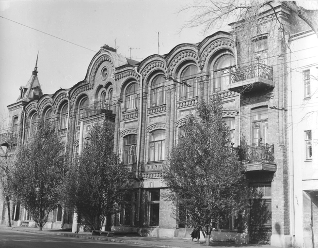 Некрасовская, 46. Трехэтажное краснокирпичное здание Арсений Юрин построил в качестве доходного дома в начале ХХ века. В советское время на 1-м этаже была аптека, а 2-й и 3-й заняли коммуналки. Сейчас тут (как и век назад) сдаются апартаменты, заведение называется «Доходный дом купца Юрина» | Источник: фотофонд Самарского областного государственного архива социально-политической истории