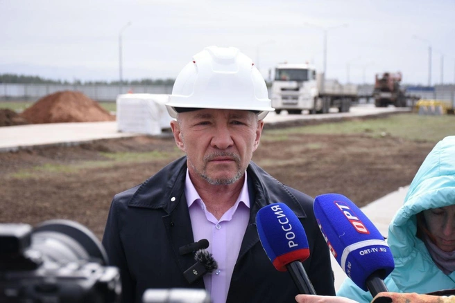 Первый день стройки посетил первый замглавы города Вячеслав Объедков | Источник: администрация Оренбурга