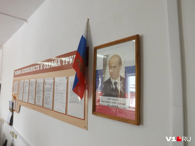 В коридоре на первом этаже также висит портрет президента, к тому же с флагом России | Источник: Денис Паустовский / V1.RU