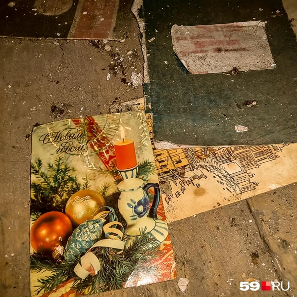 На полу лежат поздравительные открытки и письма | Источник: Василина Любимова / 59.RU