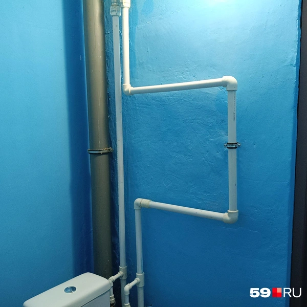 Из труб горячей воды сделали импровизированный полотенцесушитель | Источник: Кирилл Хафизов / 59.RU